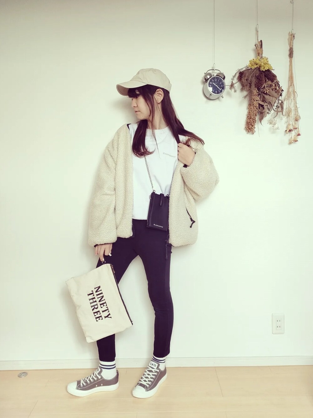 ホワイト系のブルゾン、ホワイト系のスウェット、ブラウン系のスニーカーを着用したレディースの冬コーディネートの2枚目の写真