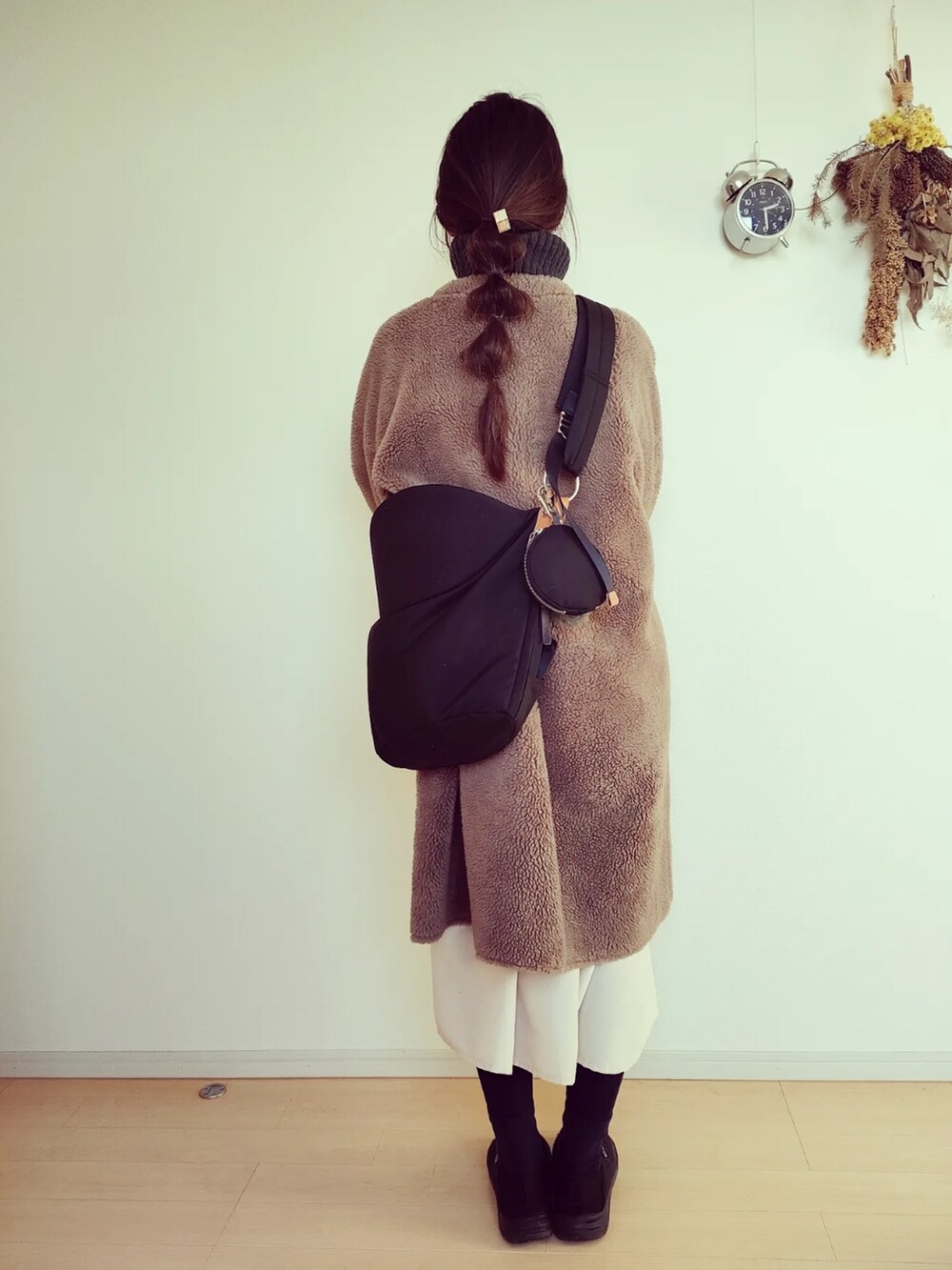 「norn、nornbag、ノルン、抱っこカバン、抱っこバッグ、ヒップシート、マザーズバッグ、セカンド抱っこ紐、タートルネック、コーヒー、ニット、シャツワンピ、レイヤードスタイル」｜「N/ORNのアイテム（バッグ、ブラック系）」を使った、ゆーきさん（骨格ウェーブ・レディース・160cm）の冬コーディネートの3枚目の写真