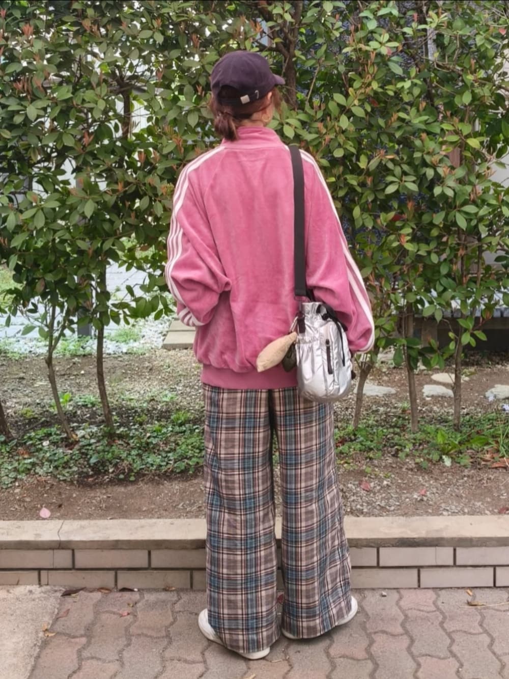 ピンク系のジャージ、ベージュ系のその他パンツ、ホワイト系のスニーカーを着用したレディースの春コーディネートの3枚目の写真