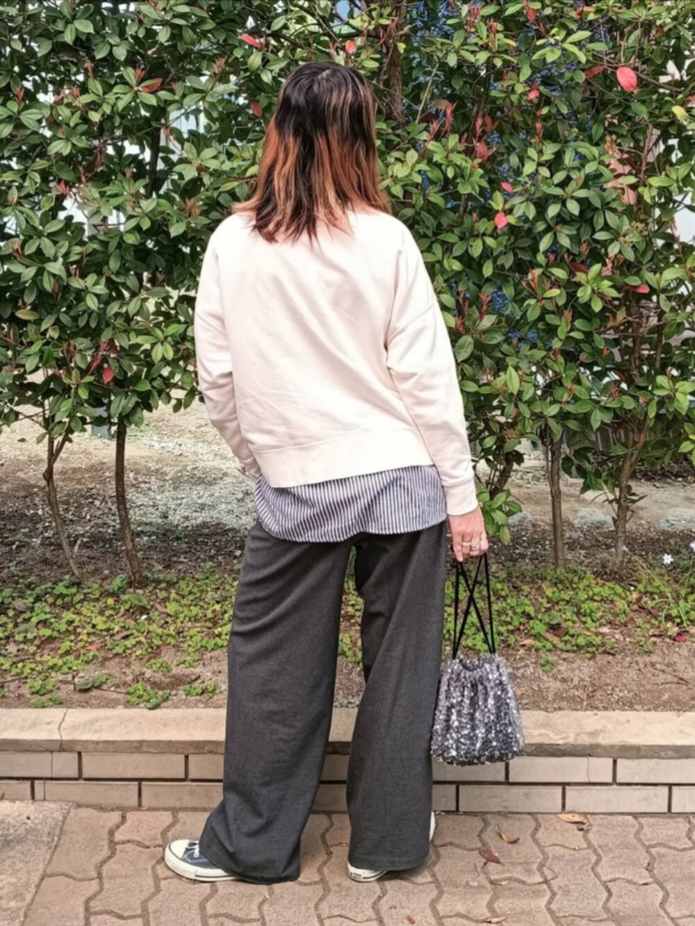 ホワイト系のスウェット、ブルー系のシャツ/ブラウス、グレー系のパンツを着用したレディースの春コーディネートの4枚目の写真