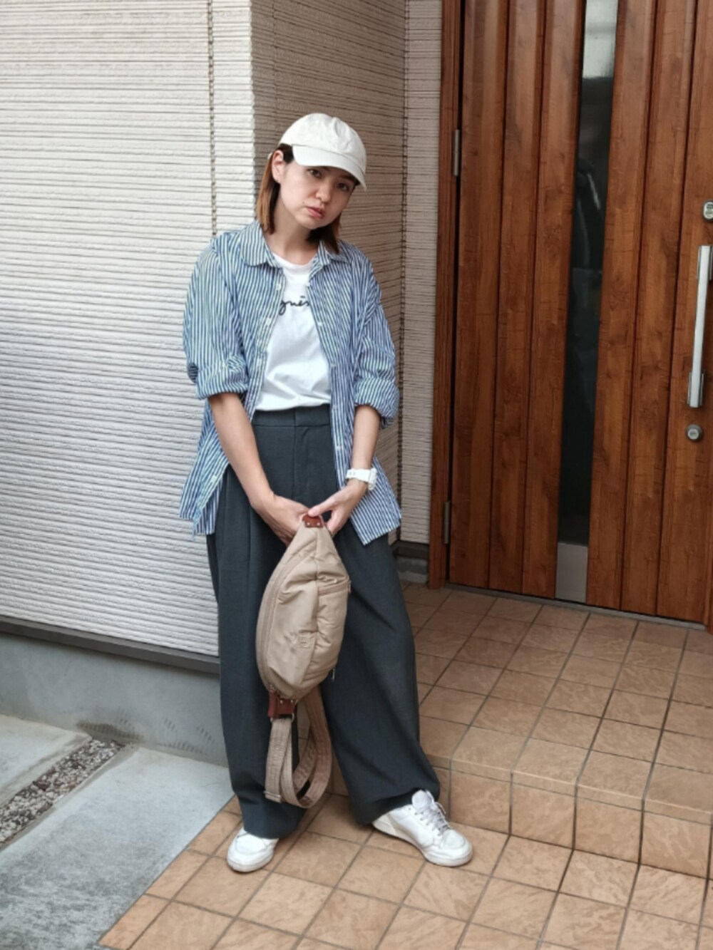 ホワイト系のTシャツ/カットソー、ブルー系のシャツ/ブラウス、ベージュ系のショルダーバッグを着用したレディースの秋コーディネートの2枚目の写真