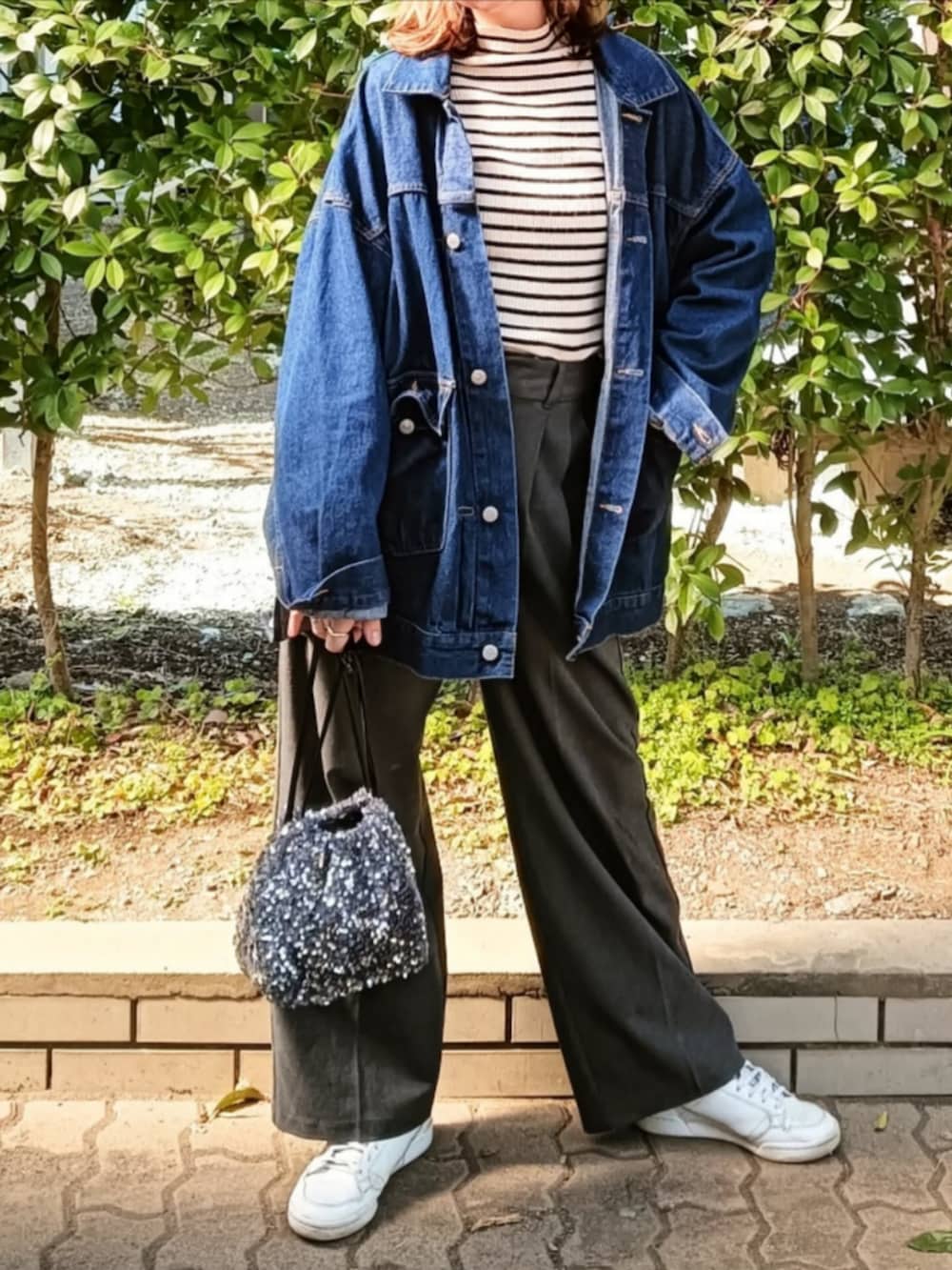 その他のニット/セーター、ブルー系のデニムジャケット、シルバー系のショルダーバッグを着用したレディースの春コーディネートの4枚目の写真