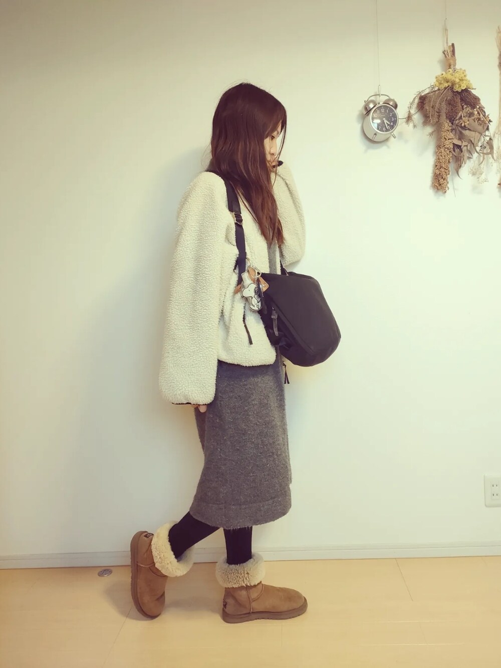グレー系のワンピース/ドレス、ホワイト系のブルゾン、ブラック系のバッグを着用したレディースの冬コーディネートの4枚目の写真