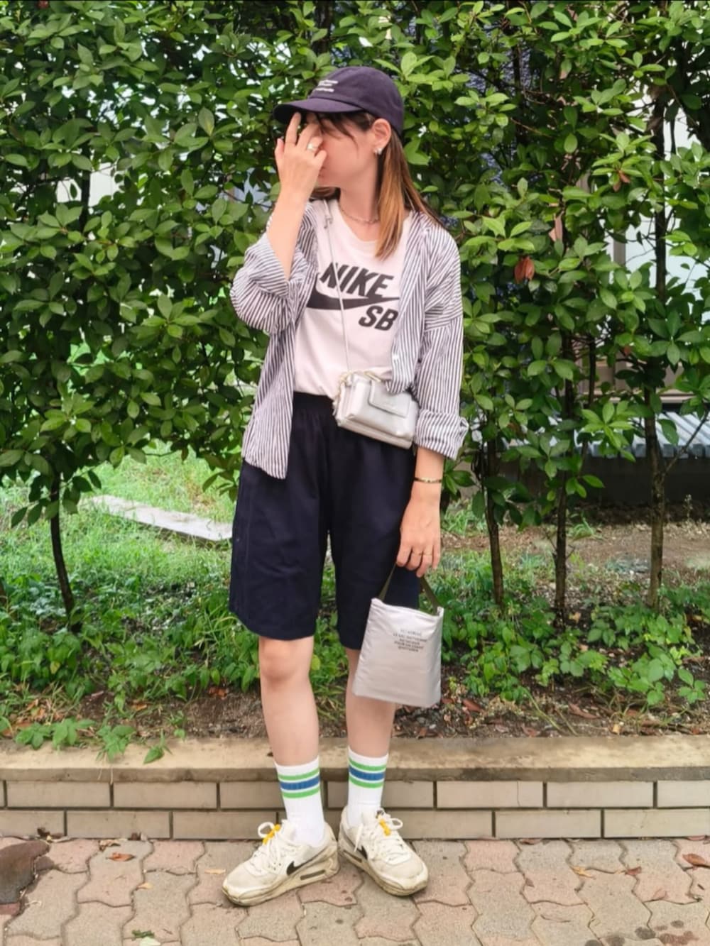 ホワイト系のTシャツ/カットソー、グレー系のショルダーバッグ、ブルー系のシャツ/ブラウスを着用したレディースの秋コーディネートの3枚目の写真