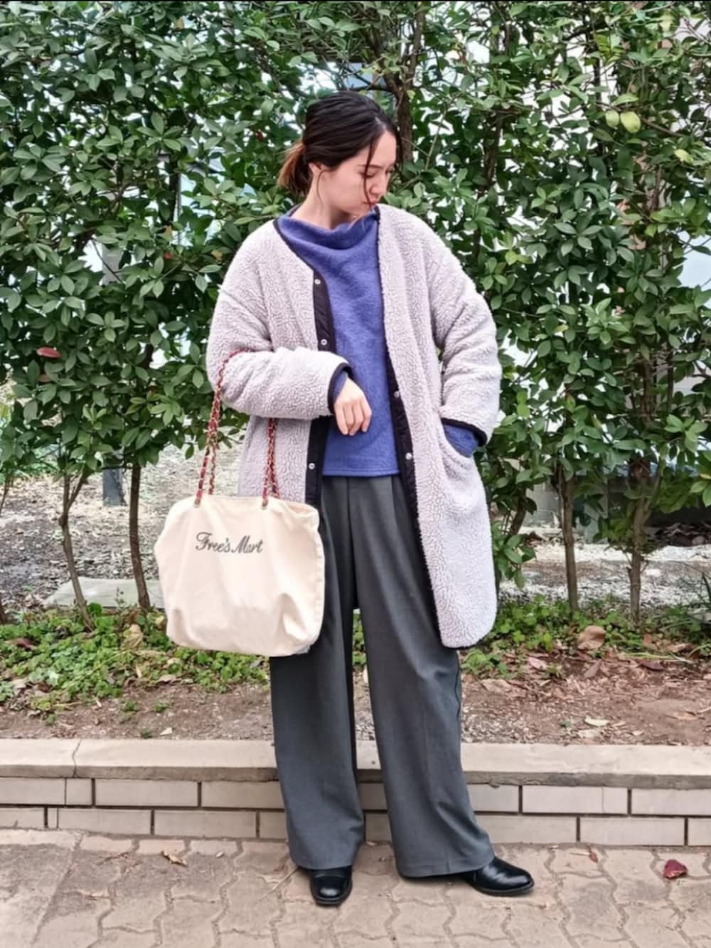 ブルー系のTシャツ/カットソー、ブルー系のその他アウター、グレー系のパンツを着用したレディースの冬コーディネートの2枚目の写真