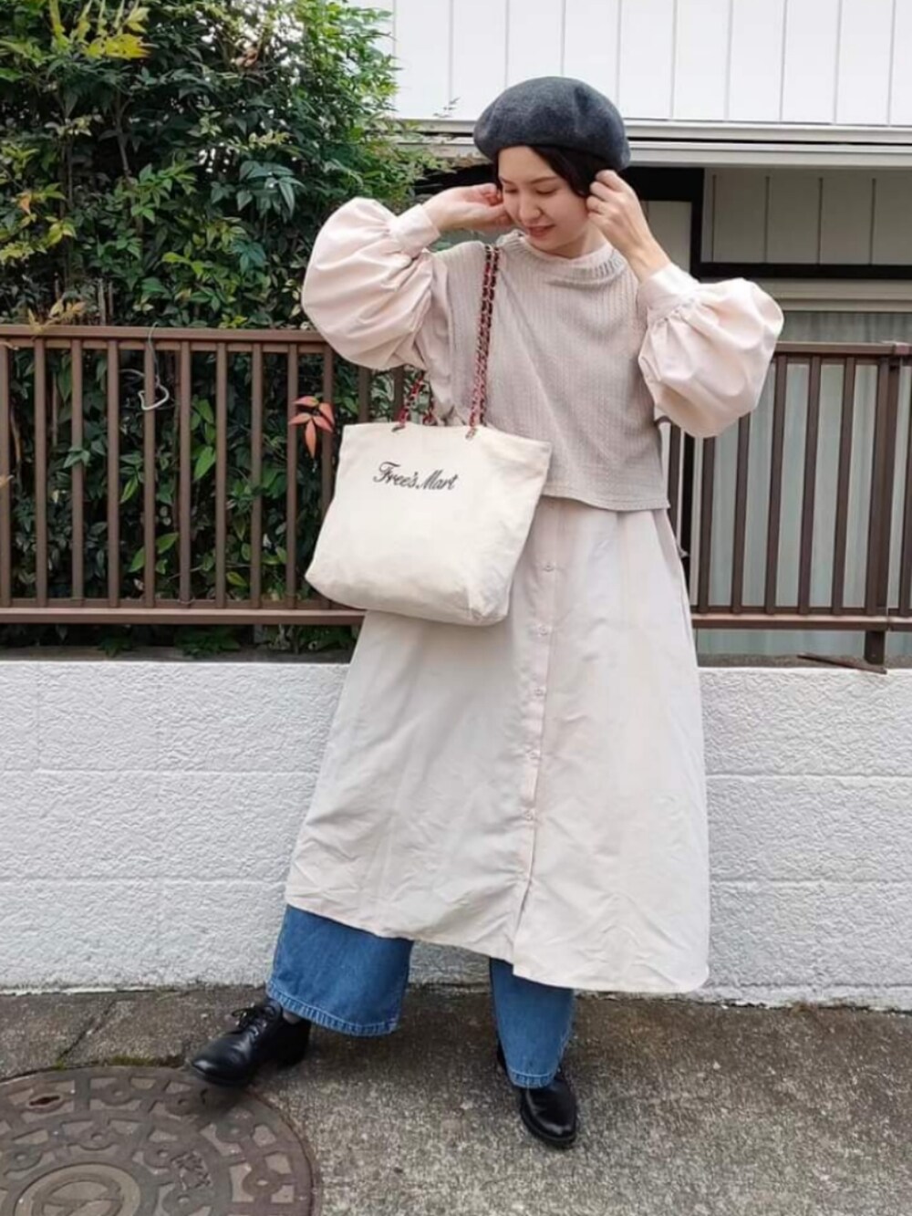 ベージュ系のトップス、ベージュ系のシャツワンピース、ホワイト系のトートバッグを着用したレディースの秋コーディネートの5枚目の写真