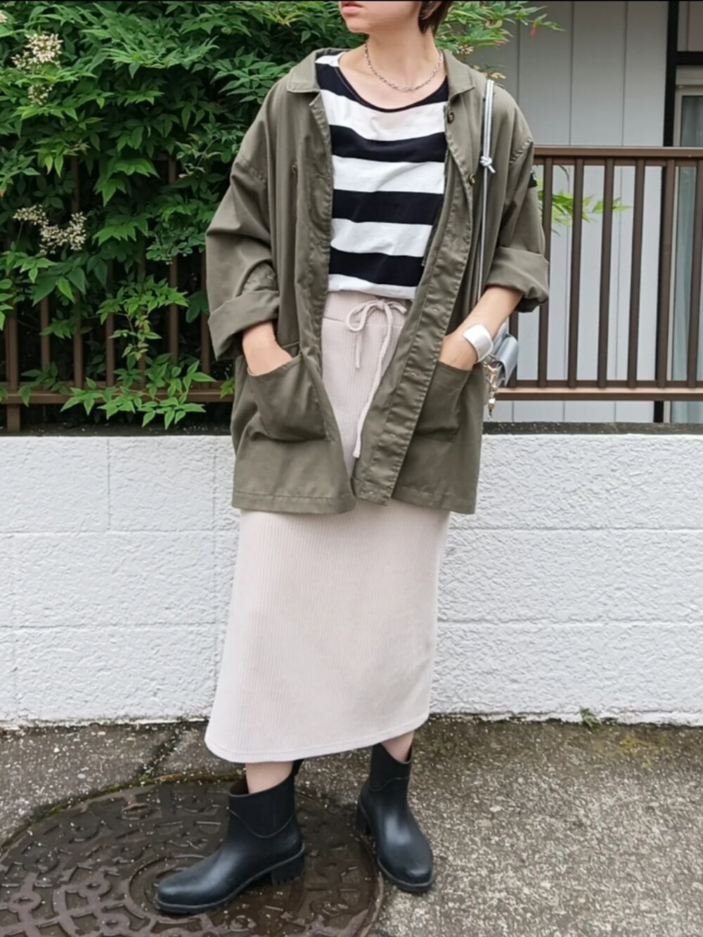 ブラック系のTシャツ/カットソー、グリーン系のミリタリージャケット、グレー系のショルダーバッグを着用したレディースの夏コーディネートの3枚目の写真