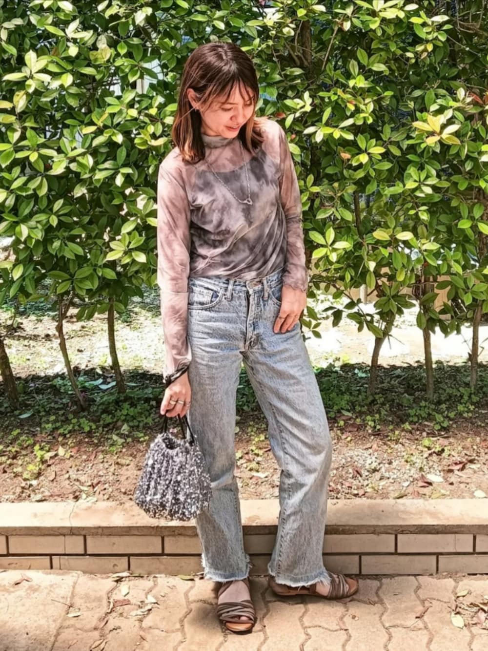 「初夏コーデ、シアートップス、カップ付きキャミソール、キャミソール、レイヤードスタイル、デニムパンツ、巾着バッグ、スパンコール、スパンコールバッグ、お出かけコーデ、サンダル、オトナカジュアル、ママコーデ、ママファッション」｜「GUのシアープリントハイネックT(長袖)（その他トップス、グレー系）」を使った、ゆーきさん（骨格ウェーブ・レディース・160cm）の春コーディネートの2枚目の写真