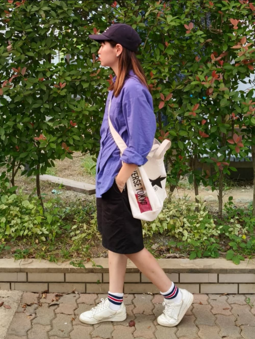 ブルー系のシャツ/ブラウス、ホワイト系のスニーカー、ホワイト系のトートバッグを着用したレディースの秋コーディネートの3枚目の写真