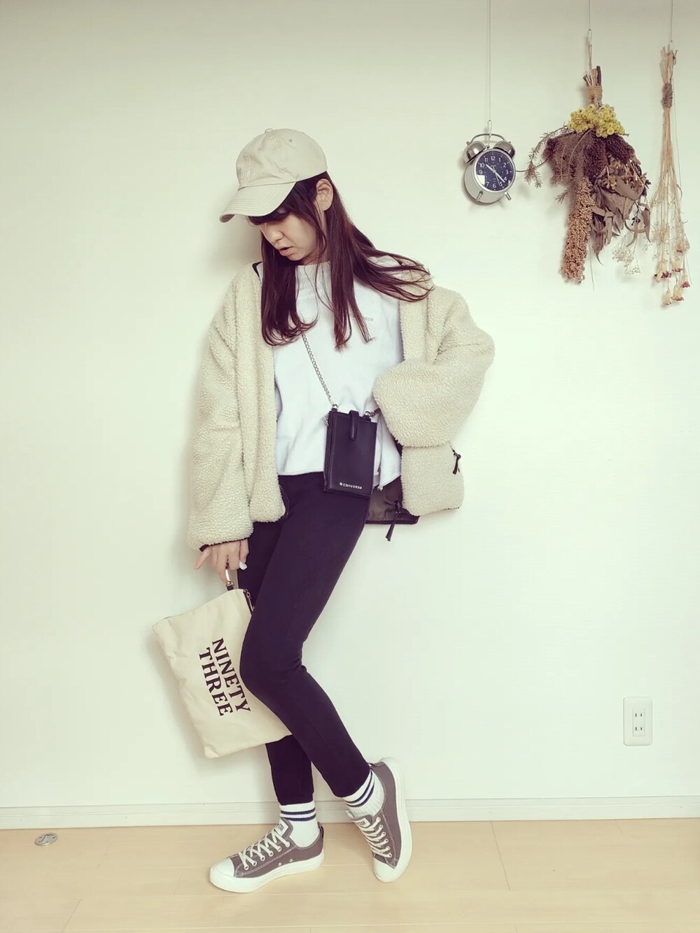 ホワイト系のブルゾン、ホワイト系のスウェット、ブラウン系のスニーカーを着用したレディースの冬コーディネートの3枚目の写真