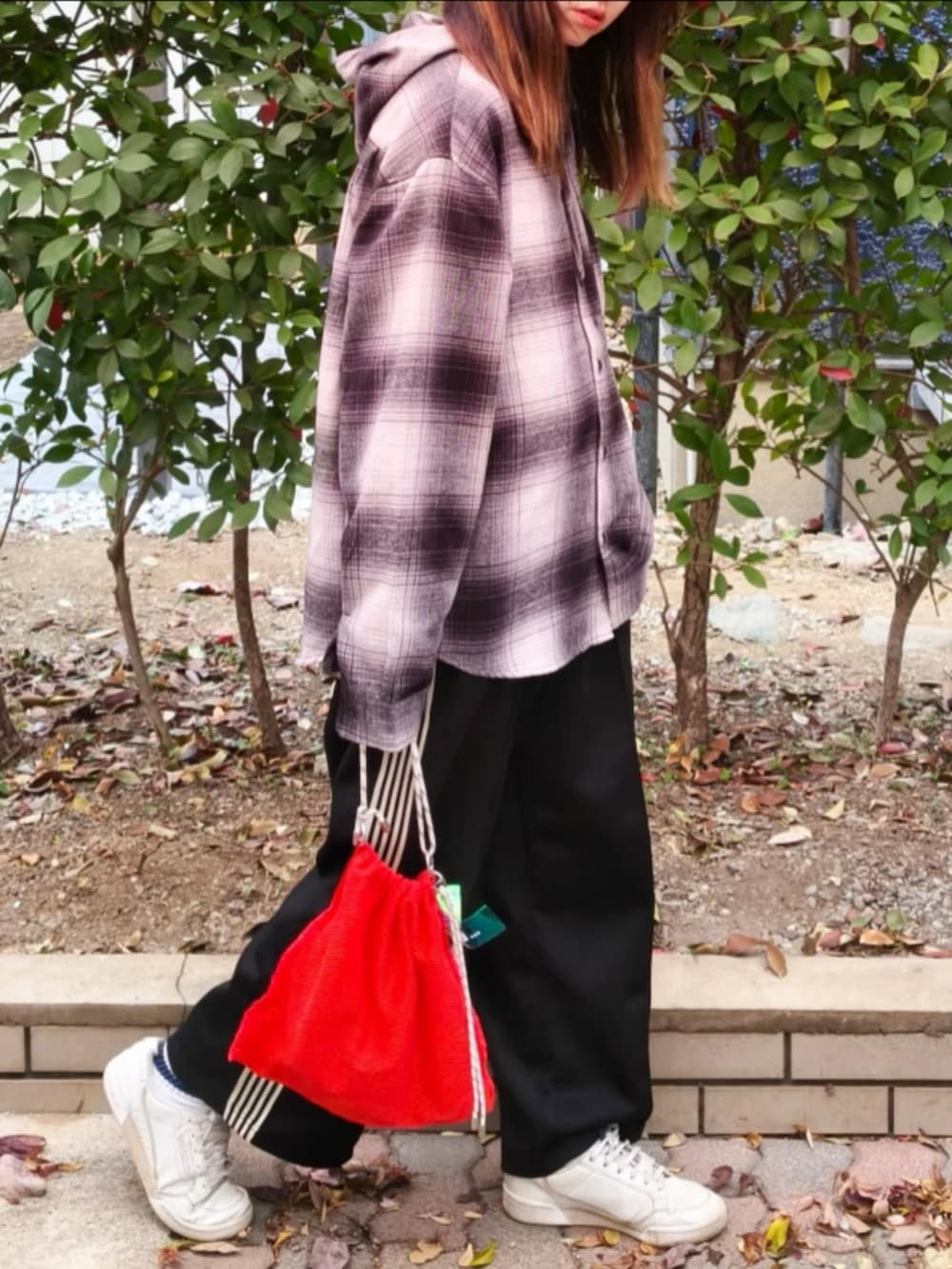 ブラック系のシャツ/ブラウス、ブラック系のニット/セーター、ブラック系のその他パンツを着用したレディースの秋コーディネートの4枚目の写真