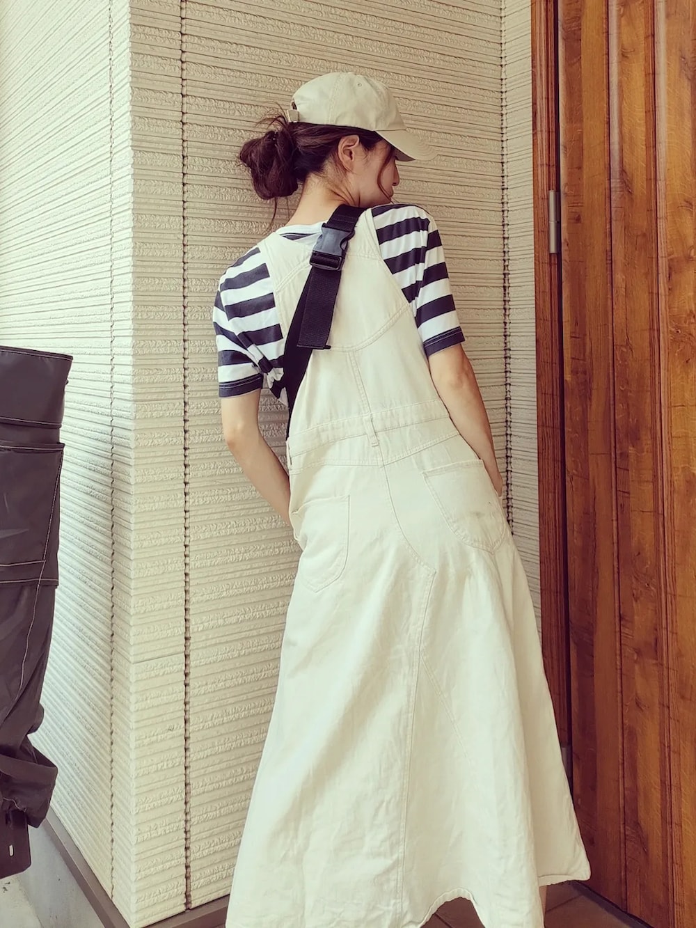 ホワイト系のTシャツ/カットソー、ブラック系のボディバッグ/ウエストポーチ、ホワイト系のサロペット/オーバーオールを着用したレディースの夏コーディネートの2枚目の写真