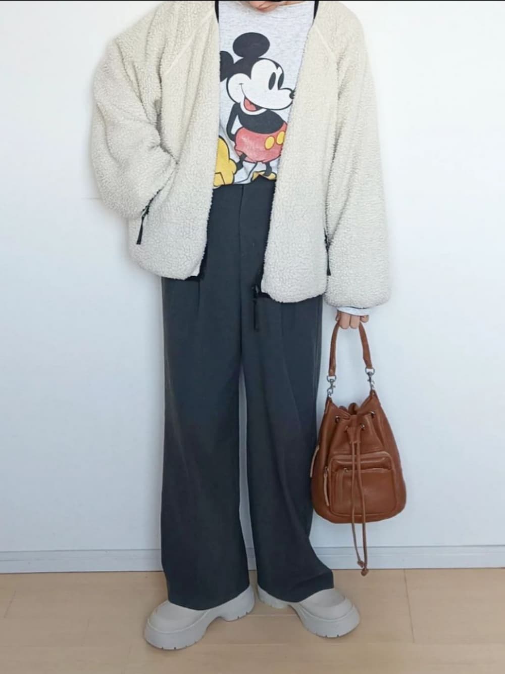 「日常に魔法を、ミッキー、トレーナー、タックワイドパンツ、グレーパンツ、スノーブーツ、厚底ブーツ、ママコーデ、めがね、メガネ女子、ブルゾン、ボアブルゾン、ディズニーコーデ、スウェット、リバーシブルブルゾン」｜「古着のアイテム（スウェット、グレー系）」を使った、ゆーきさん（レディース・160cm）の秋コーディネートの3枚目の写真