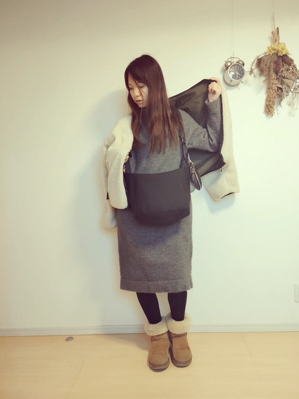グレー系のワンピース/ドレス、ホワイト系のブルゾン、ブラック系のバッグを着用したレディースの冬コーディネートの5枚目の写真