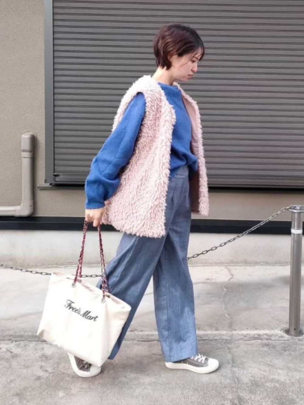ベージュ系のベスト、ブルー系のTシャツ/カットソー、ブルー系のその他パンツを着用したレディースの冬コーディネートの2枚目の写真