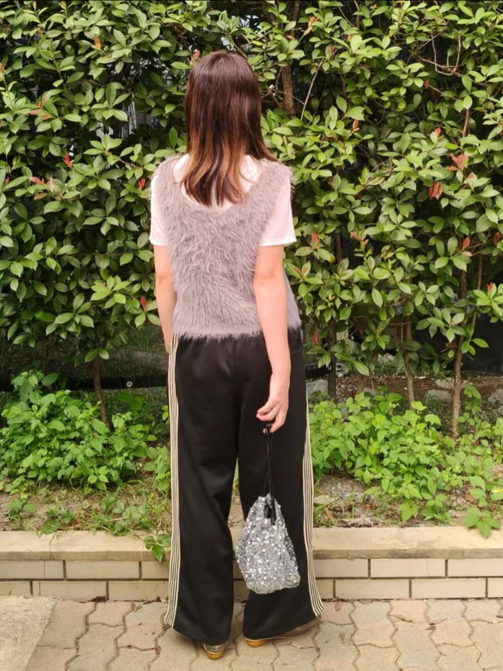 ホワイト系のTシャツ/カットソー、ブラック系のその他パンツ、シルバー系のショルダーバッグを着用したレディースの秋コーディネートの4枚目の写真