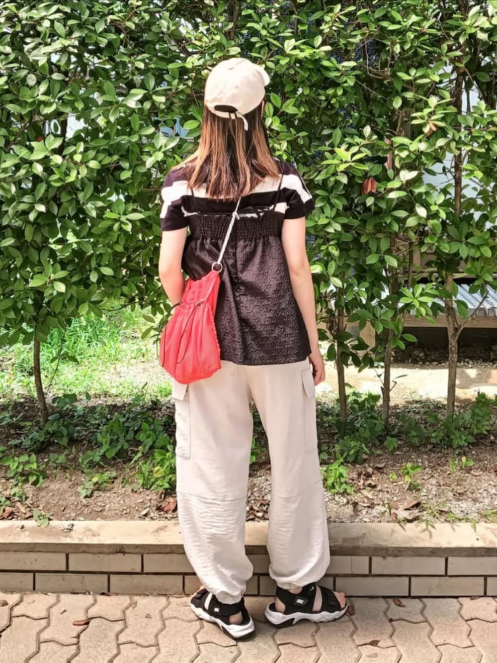 ブラック系のTシャツ/カットソー、ブラック系のTシャツ/カットソー、オレンジ系のショルダーバッグを着用したレディースの夏コーディネートの2枚目の写真