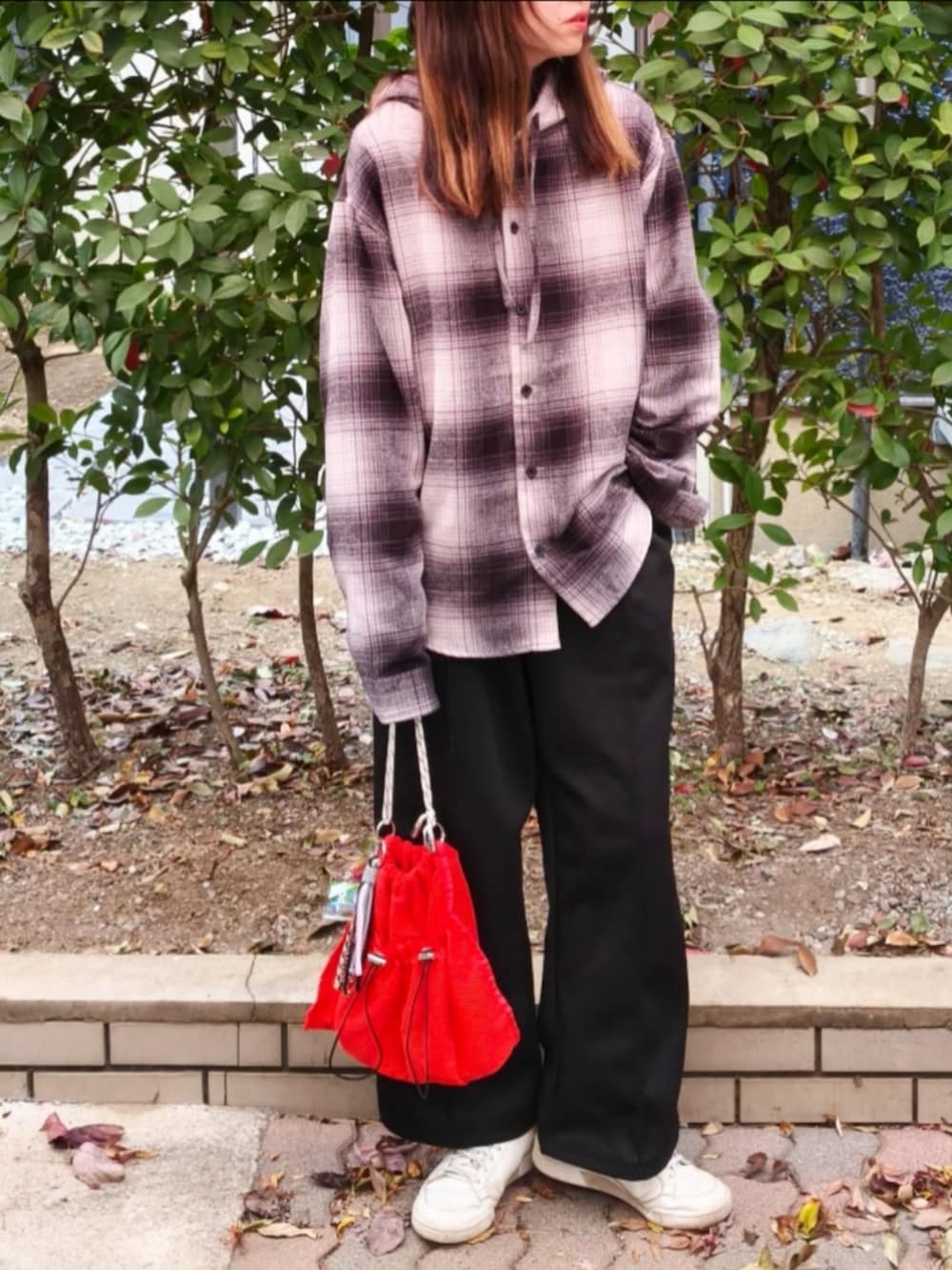 ブラック系のシャツ/ブラウス、ブラック系のニット/セーター、ブラック系のその他パンツを着用したレディースの秋コーディネートの3枚目の写真