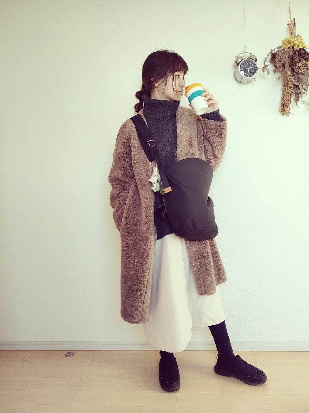 「norn、nornbag、ノルン、抱っこカバン、抱っこバッグ、ヒップシート、マザーズバッグ、セカンド抱っこ紐、タートルネック、コーヒー、ニット、シャツワンピ、レイヤードスタイル」｜「N/ORNのアイテム（バッグ、ブラック系）」を使った、ゆーきさん（骨格ウェーブ・レディース・160cm）の冬コーディネートの5枚目の写真