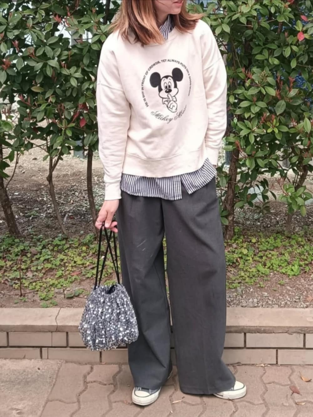 ホワイト系のスウェット、ブルー系のシャツ/ブラウス、グレー系のパンツを着用したレディースの春コーディネートの2枚目の写真