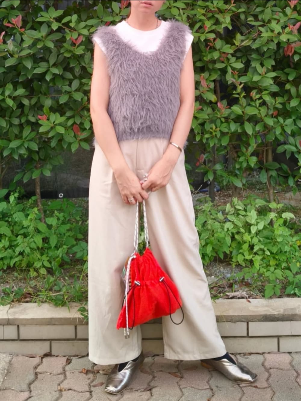 ホワイト系のTシャツ/カットソー、ホワイト系のスラックス、オレンジ系のショルダーバッグを着用したレディースの秋コーディネートの2枚目の写真