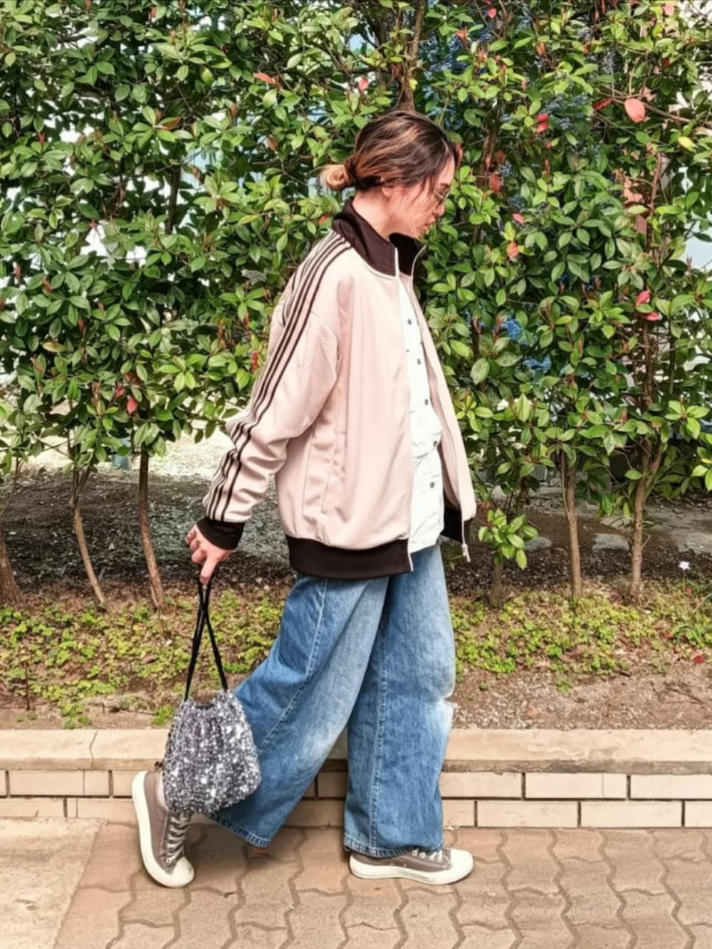 ホワイト系のシャツ/ブラウス、ベージュ系のジャージ、シルバー系のショルダーバッグを着用したレディースの春コーディネートの3枚目の写真