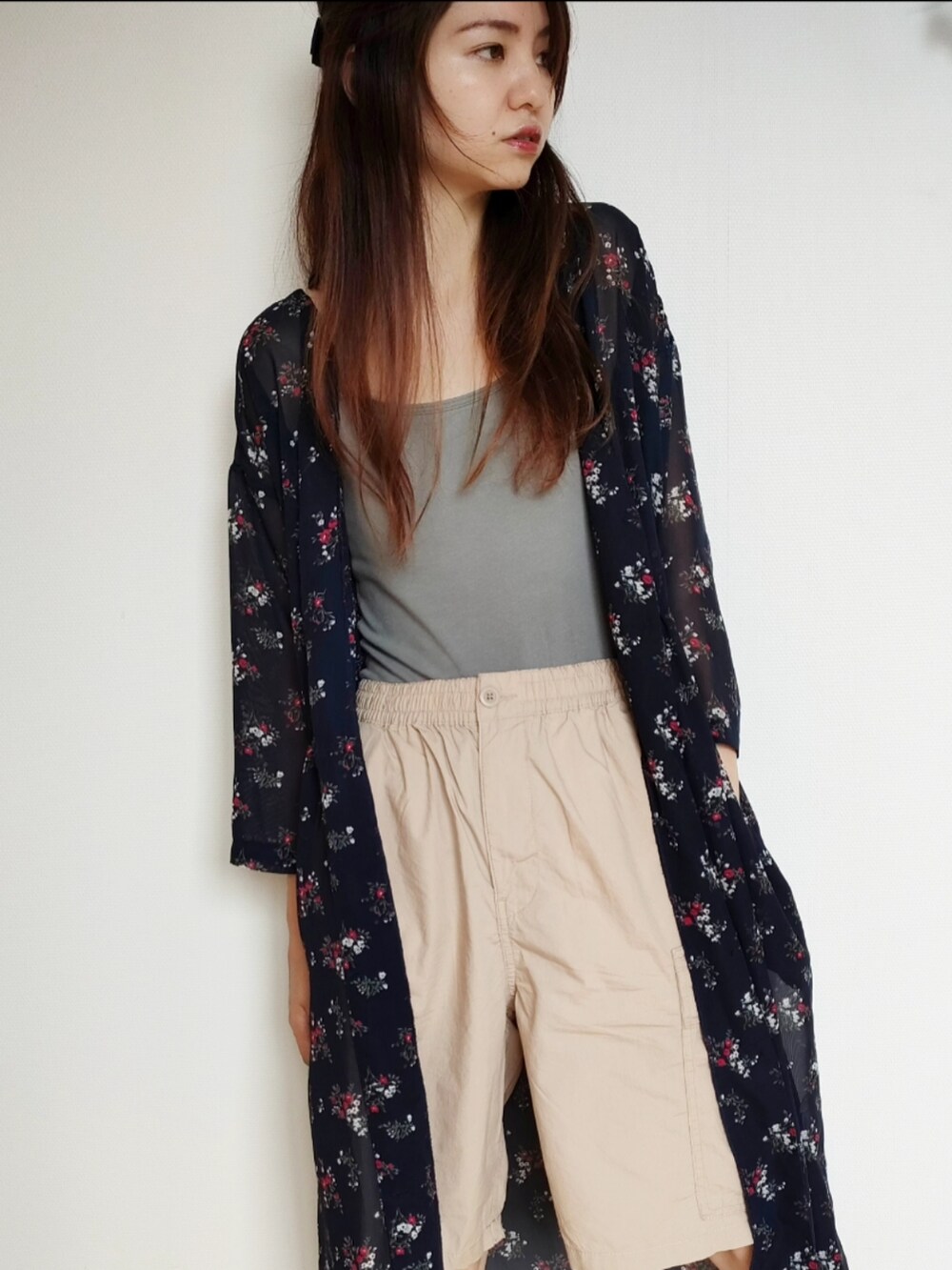 パープル系のチュニック、ベージュ系のカーゴパンツ、ベージュ系のトートバッグを着用したレディースの夏コーディネートの2枚目の写真