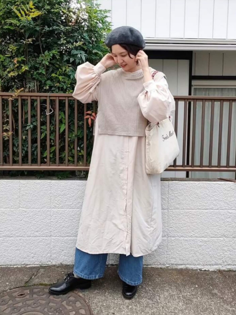 ベージュ系のトップス、ベージュ系のシャツワンピース、ホワイト系のトートバッグを着用したレディースの秋コーディネートの4枚目の写真