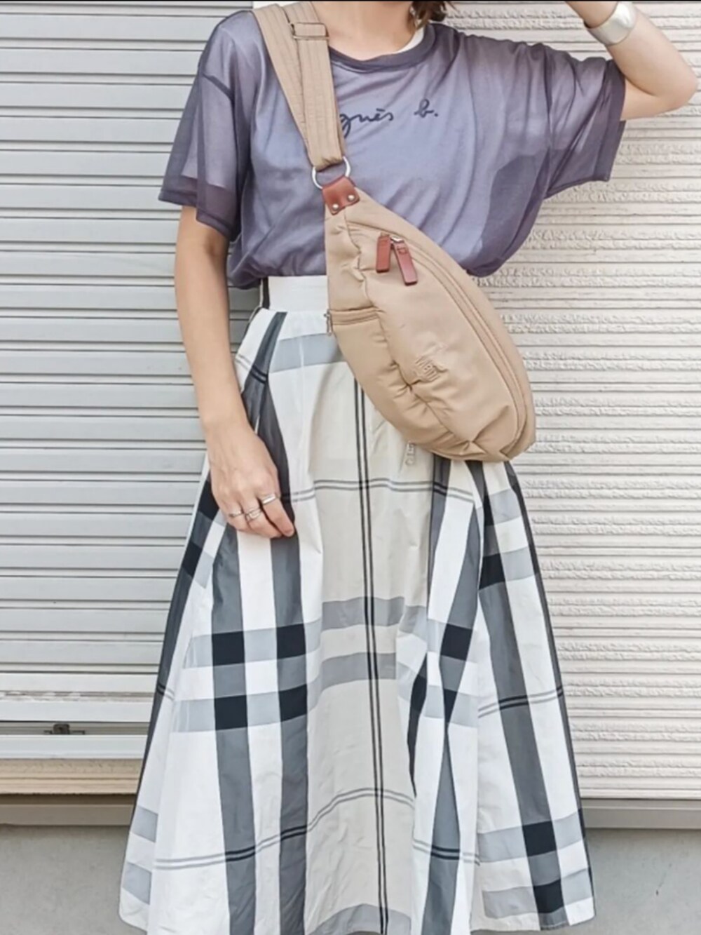 ブラック系のTシャツ/カットソー、ホワイト系のTシャツ/カットソー、ベージュ系のショルダーバッグを着用したレディースの秋コーディネートの2枚目の写真