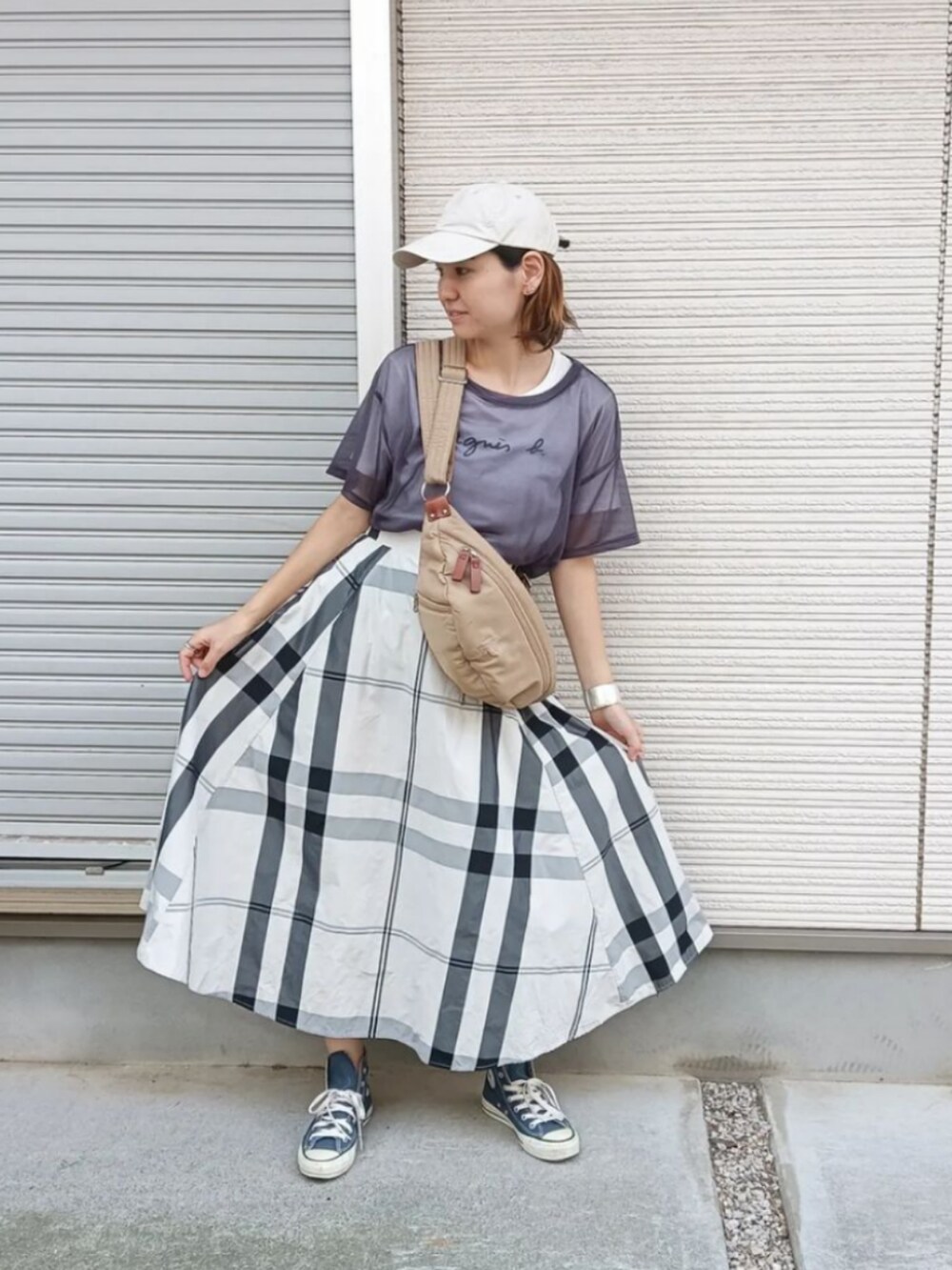 ブラック系のTシャツ/カットソー、ホワイト系のTシャツ/カットソー、ベージュ系のショルダーバッグを着用したレディースの秋コーディネートの3枚目の写真