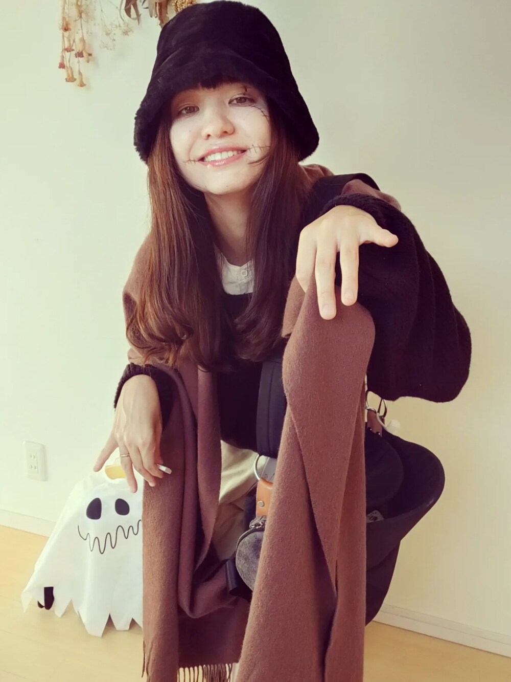 ブラック系のバッグ、ベージュ系のシャツワンピース、ブラック系のニット/セーターを着用したレディースの秋コーディネートの2枚目の写真