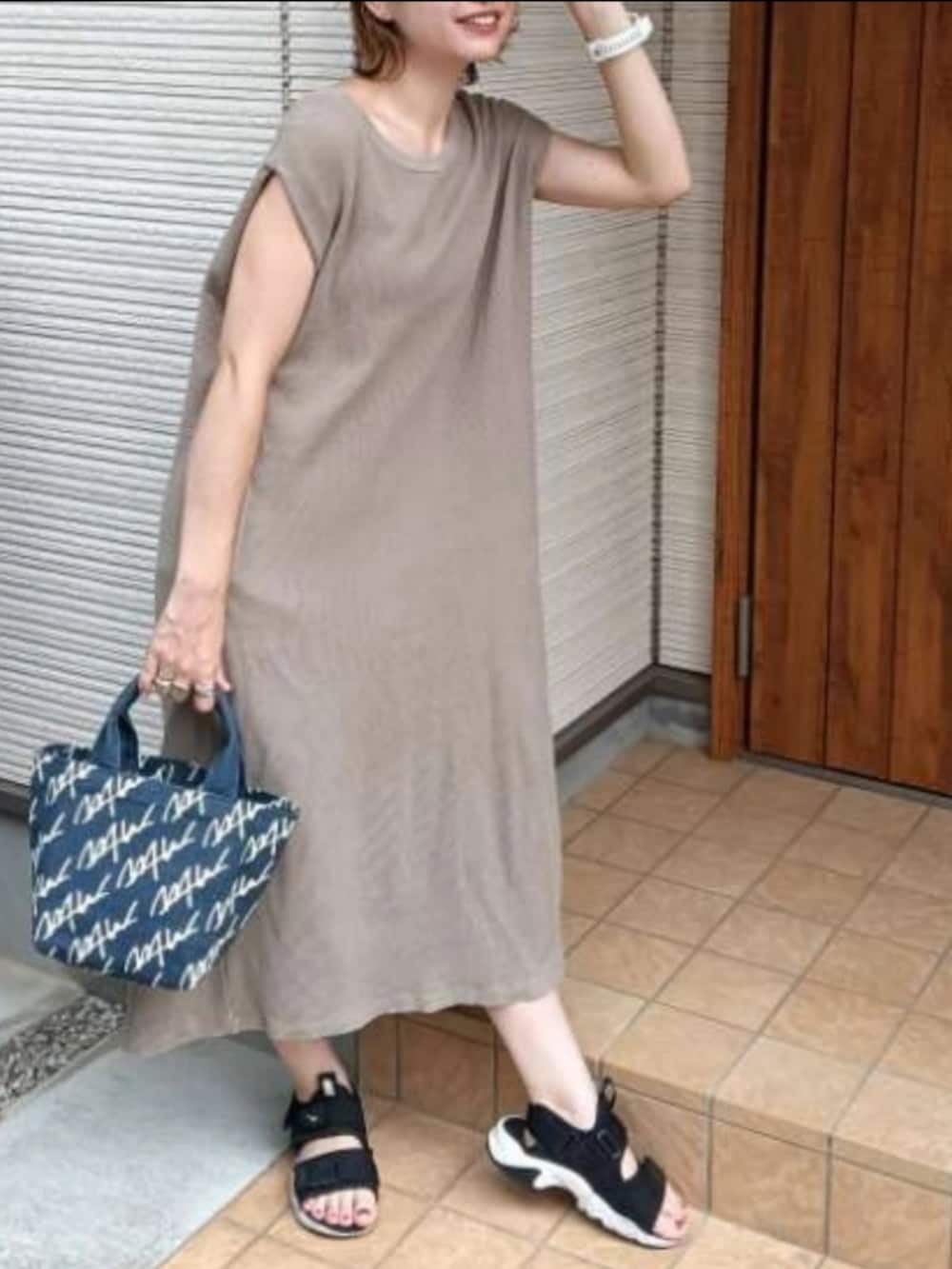 ブラウン系のワンピース、ブルー系のトートバッグ、ブラック系のサンダルを着用したレディースの夏コーディネートの5枚目の写真