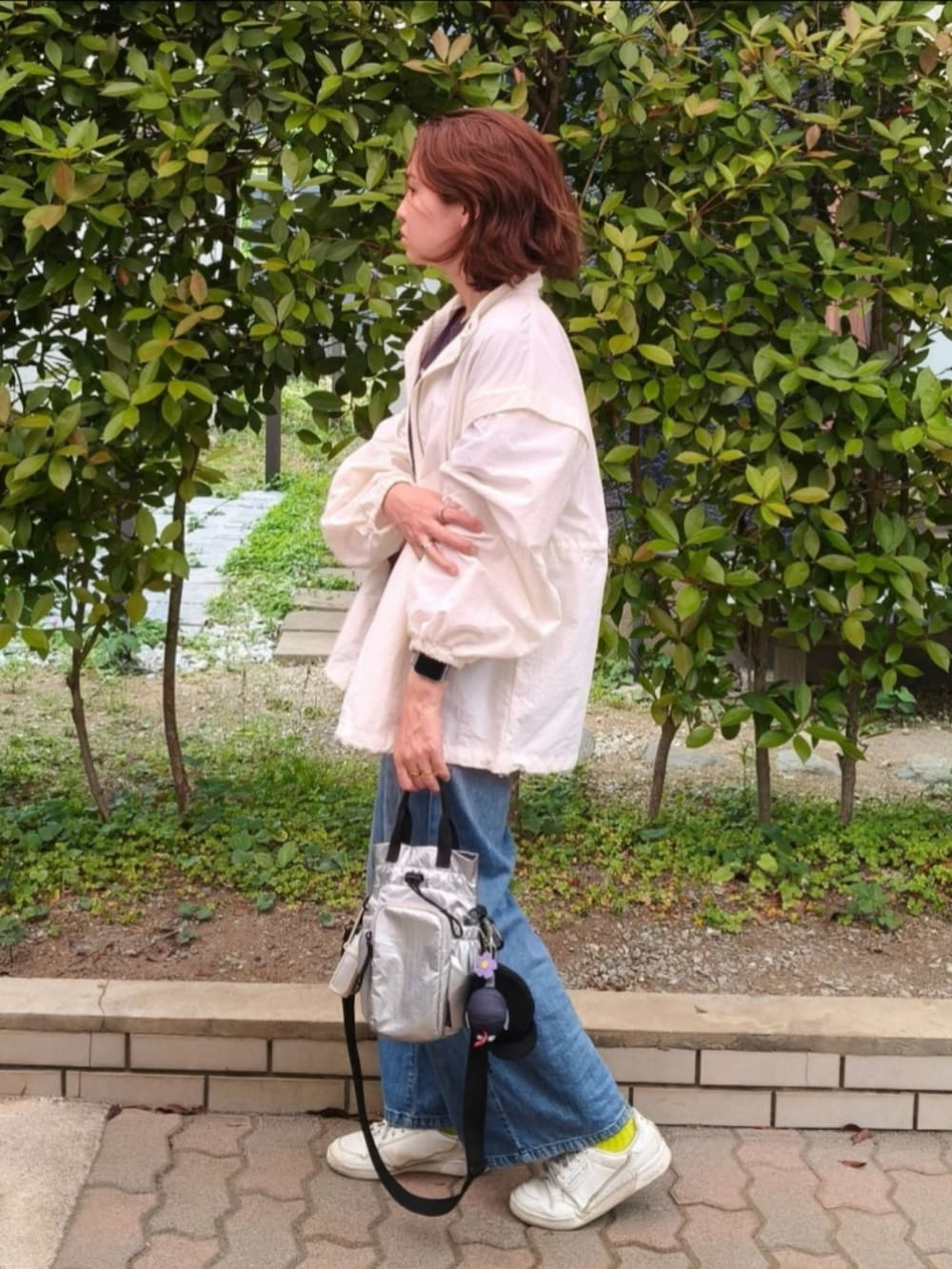 ブルー系のTシャツ/カットソー、ホワイト系のブルゾン、ブルー系のデニムパンツを着用したレディースの夏コーディネートの2枚目の写真
