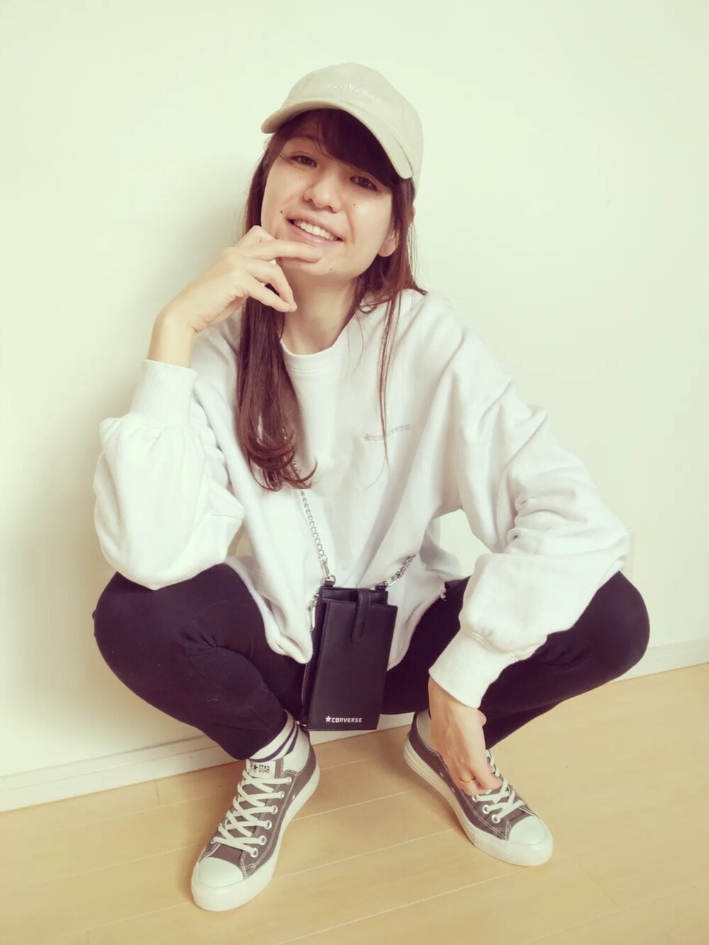 ホワイト系のブルゾン、ホワイト系のスウェット、ブラウン系のスニーカーを着用したレディースの冬コーディネートの5枚目の写真