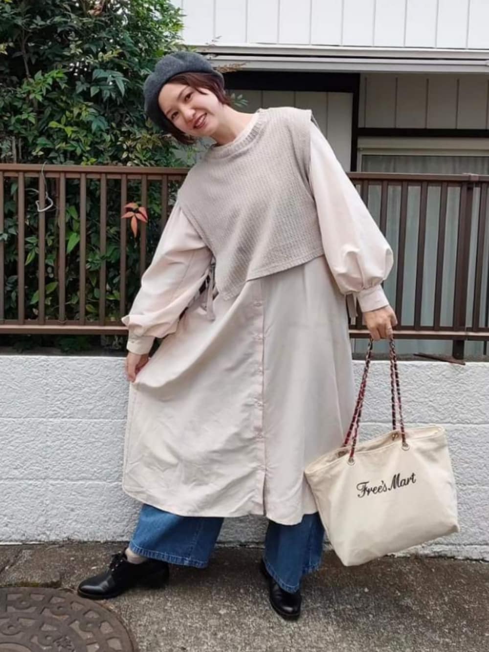 ベージュ系のトップス、ベージュ系のシャツワンピース、ホワイト系のトートバッグを着用したレディースの秋コーディネートの2枚目の写真