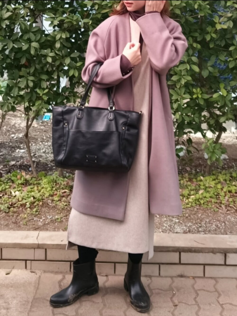 グレー系のニット/セーター、ベージュ系のワンピース、ブラウン系のテーラードジャケットを着用したレディースの春コーディネートの2枚目の写真