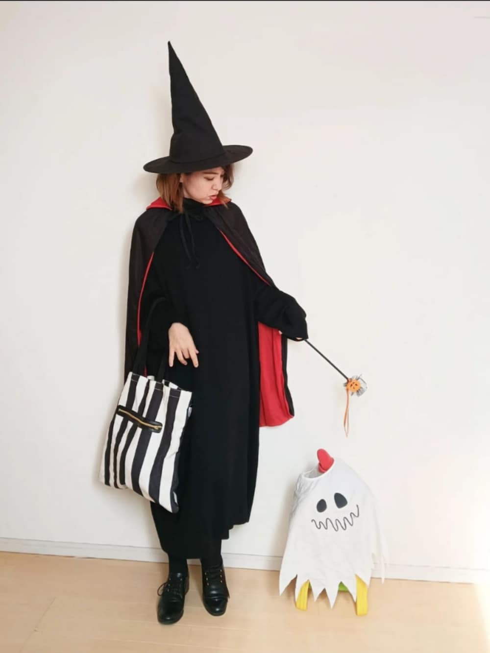 ブラック系のワンピース、ブラック系のトートバッグ、ブラック系のドレスシューズを着用したレディースの秋コーディネートの4枚目の写真