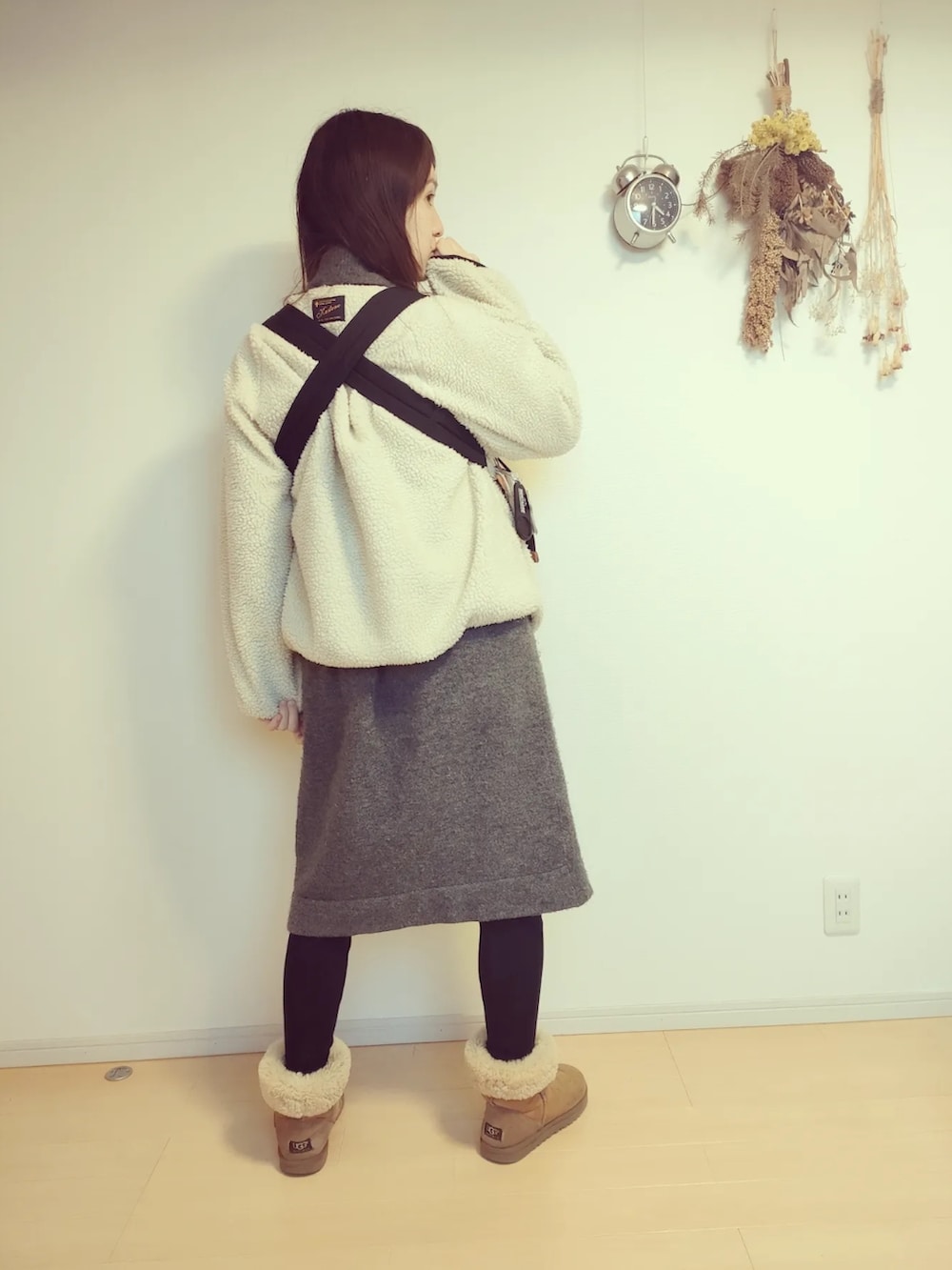 グレー系のワンピース/ドレス、ホワイト系のブルゾン、ブラック系のバッグを着用したレディースの冬コーディネートの3枚目の写真