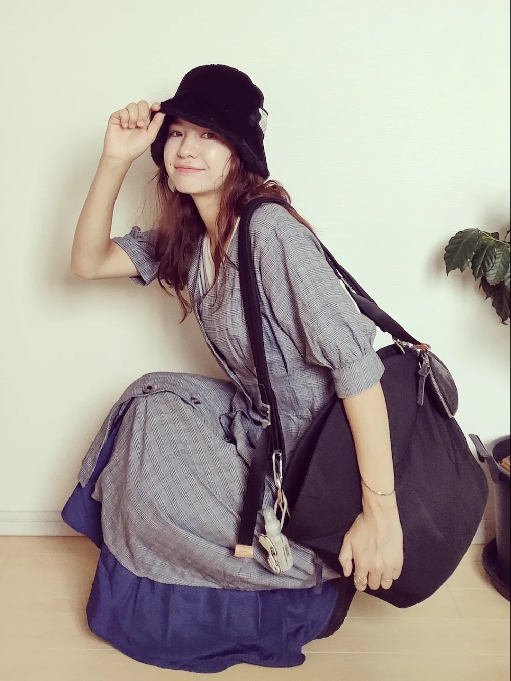 「norn、nornbag、ノルン、抱っこカバン、抱っこバッグ、ママコーデ、ママファッション、バケットハット、バケハ、レインブーツ、休日スタイル、ブーツ、ショルダーバッグ、マザーズバック」｜「no brandのアイテム（ハット、ブラック系）」を使った、ゆーきさん（レディース・160cm）の秋コーディネートの5枚目の写真