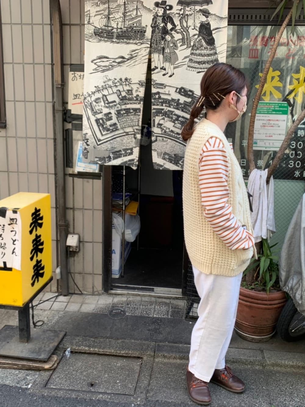 「春コーデ、ボーダー、オレンジ、birkenstock、モンタナ、ミニバッグ、SHIPS、メンズアイテム、ニットベスト、古着、vintage、古着好きな人と繋がりたい、おしゃれさんと繋がりたい、休日スタイル、カジュアル」｜「BIRKENSTOCKのMONTANA/モンタナ （その他シューズ、ブラウン系）」を使った、ｼｵﾘさん（レディース・160cm）の春コーディネートの2枚目の写真