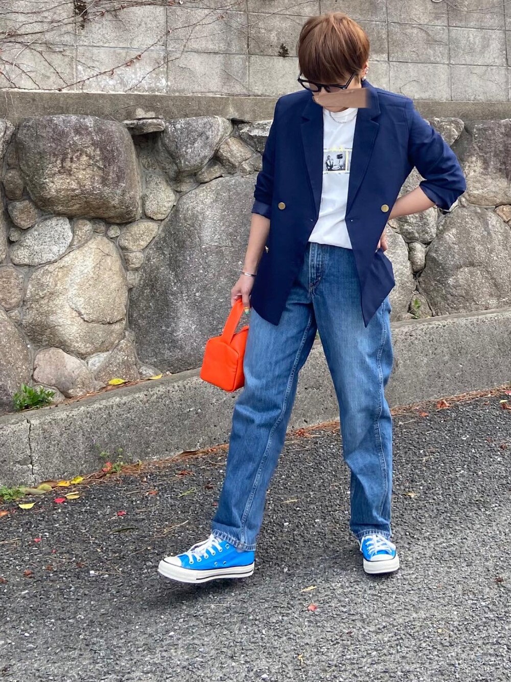 ブルー系のスニーカー、ブルー系のテーラードジャケットを着用したレディースの春コーディネートの3枚目の写真