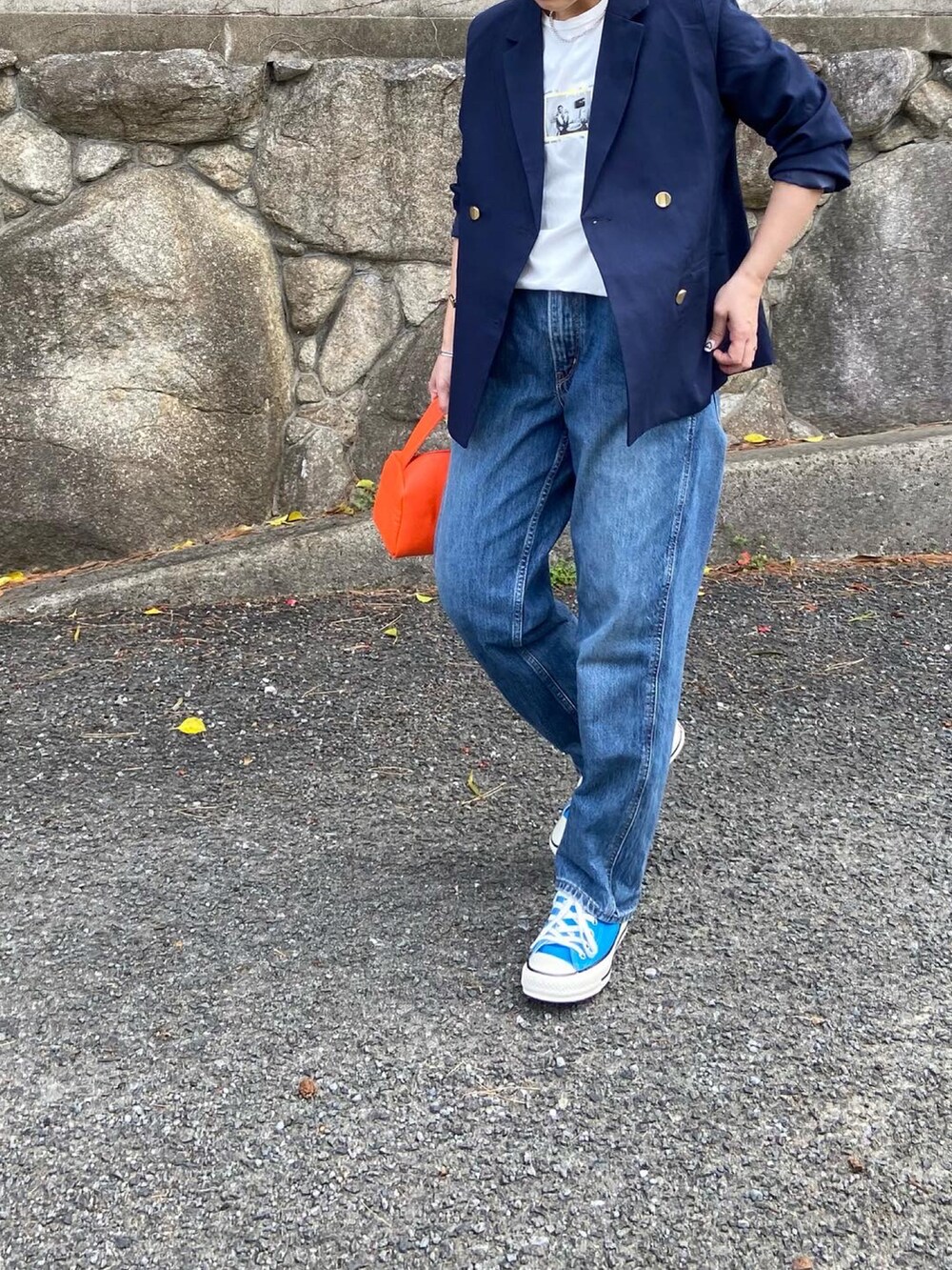 ブルー系のスニーカー、ブルー系のテーラードジャケットを着用したレディースの春コーディネートの2枚目の写真