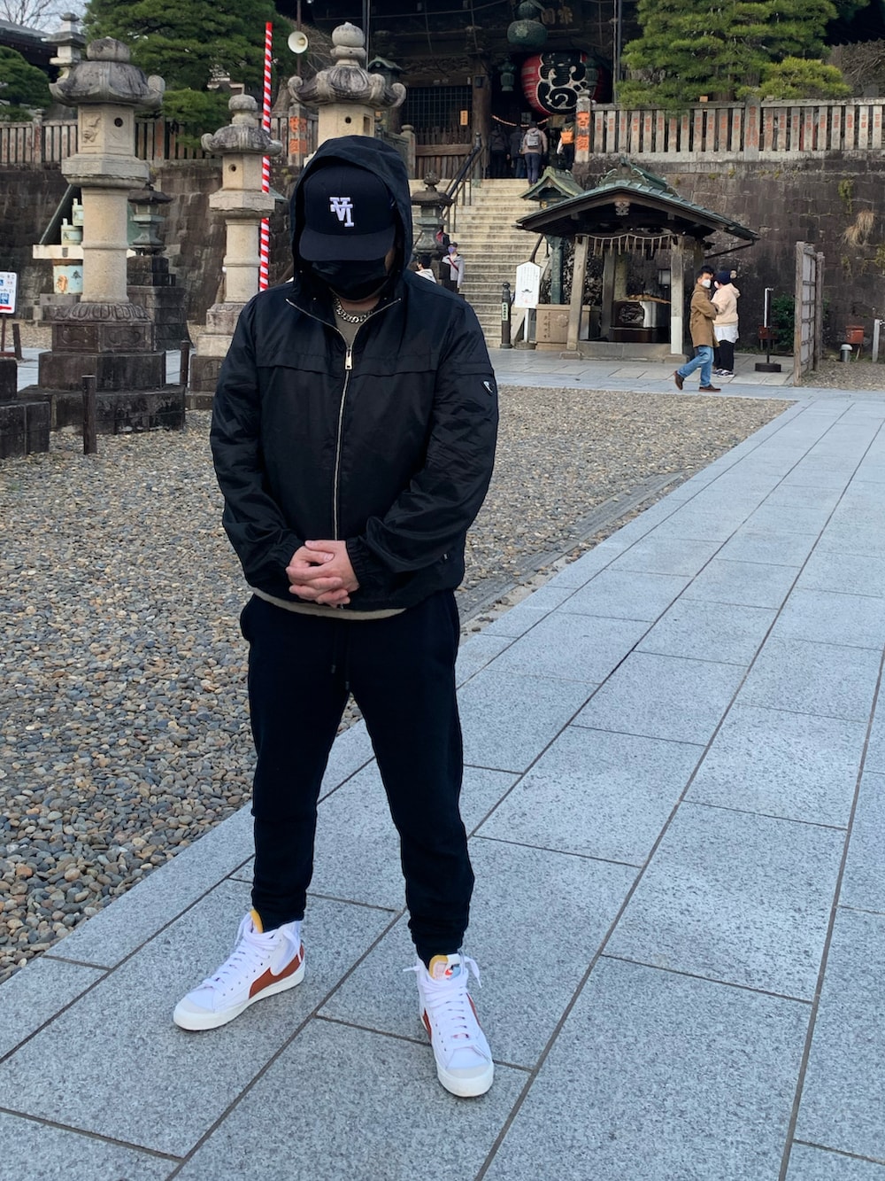 「ADYNのアイテム（スウェットパンツ、ブラック系）」を使った、Bobby Kazuさん（メンズ・173cm）の冬コーディネートの2枚目の写真