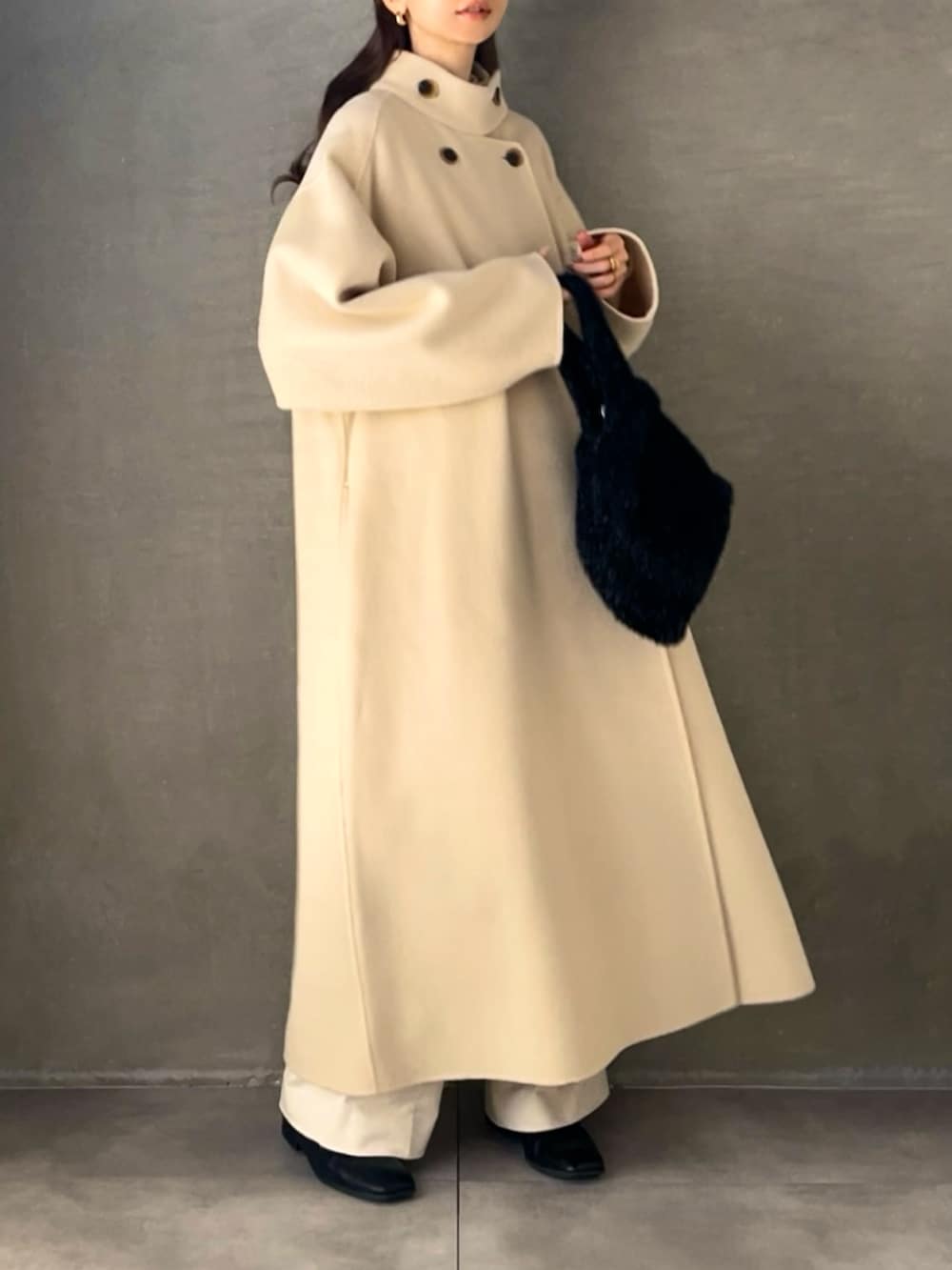 ホワイト系のその他アウター、ホワイト系のカーディガン/ボレロ、ホワイト系のその他パンツを着用したレディースの冬コーディネートの3枚目の写真