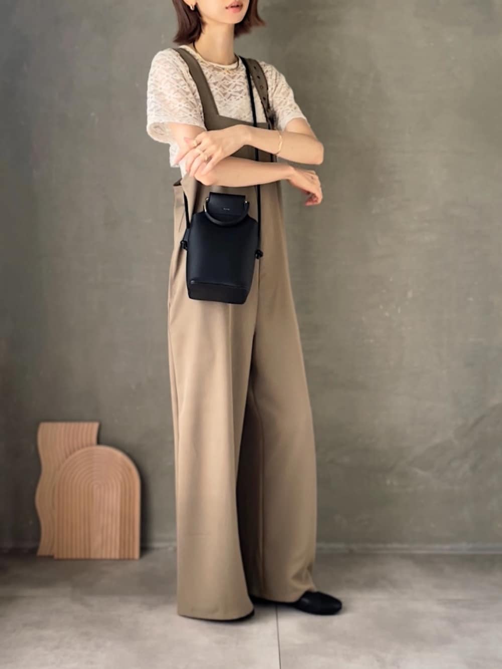 「秋服準備はじめました、きれいめカジュアル、大人カジュアル、サロペット、ショート丈トップス、秋カラー、ゆるコーデ、高身長コーデ、秋先取りコーデ、秋コーデ、ショルダーバッグ、おしゃれさんと繋がりたい、休日スタイル、淡色コーデ」|「notch.のアシメトリーサロペット(サロペット/オーバーオール、ベージュ系)」を使った、micoronさん(レディース・167cm)の夏コーディネートの2枚目の写真