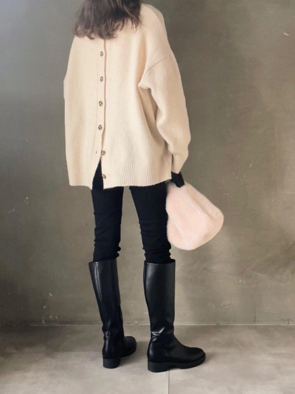 「ANGIE VINTAGE、冬コーデ、パンツスタイル、休日スタイル、あったかコーデ、ロングブーツ、私の推しブランド、ダウンジャケット、ファー小物、高身長女子、スキニーデニム、UNIQLO」｜「UNE MANSIONのマフラーダックダウンジャケット（ダウンジャケット/コート、ベージュ系）」を使った、micoronさん（レディース・167cm）の冬コーディネートの4枚目の写真