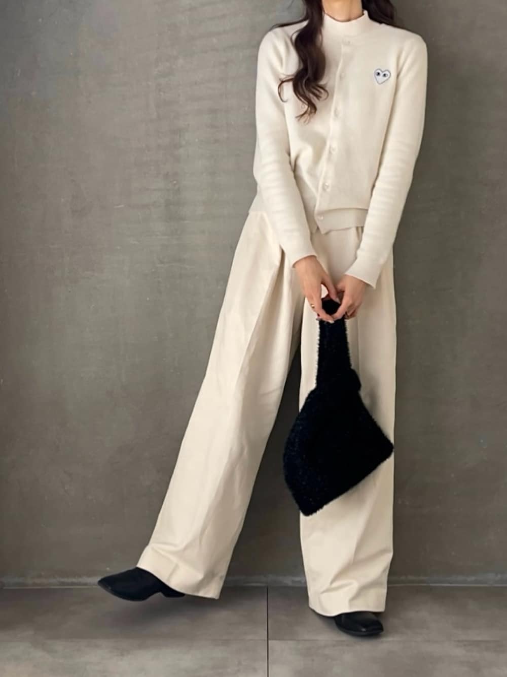 ホワイト系のその他アウター、ホワイト系のカーディガン/ボレロ、ホワイト系のその他パンツを着用したレディースの冬コーディネートの5枚目の写真