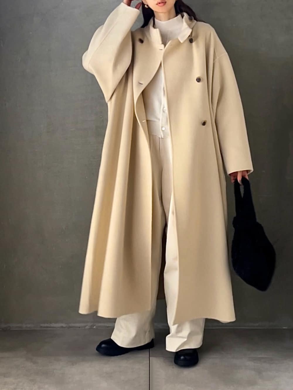 ホワイト系のその他アウター、ホワイト系のカーディガン/ボレロ、ホワイト系のその他パンツを着用したレディースの冬コーディネートの4枚目の写真