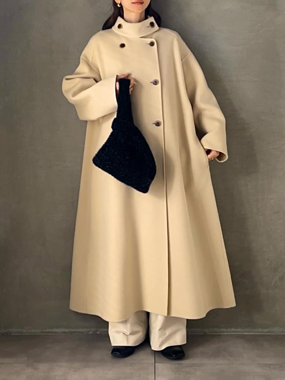 ホワイト系のその他アウター、ホワイト系のカーディガン/ボレロ、ホワイト系のその他パンツを着用したレディースの冬コーディネートの2枚目の写真