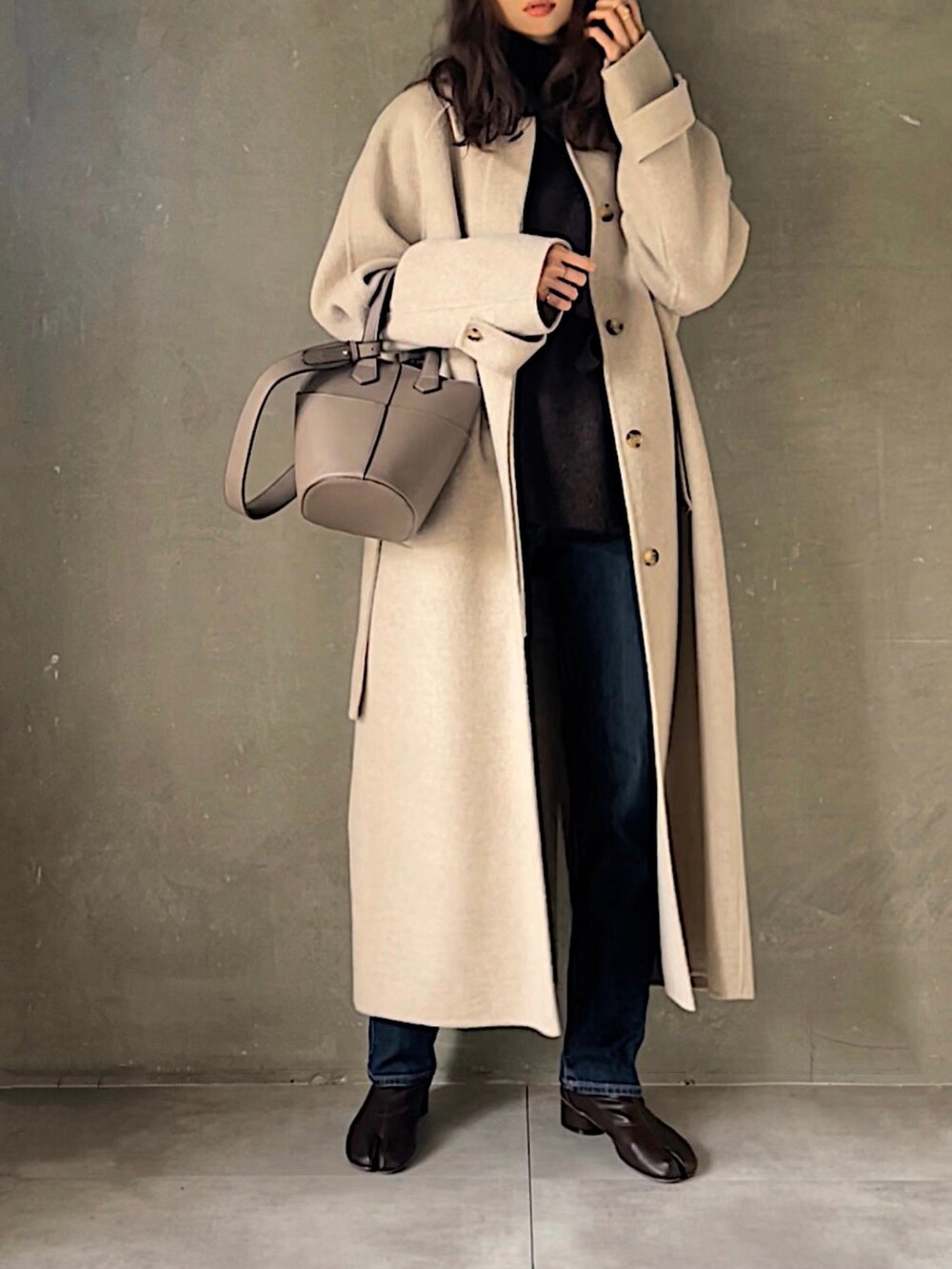 「デニム、ブーツ、UNIQLO、冬コーデ、レイヤードスタイル、タートルネック、ロングコート、休日スタイル、ブラウン、ウィッグ、パンツスタイル、エレガント、高身長女子、足袋ブーツ」|「ISOOKのhand made Oatmealウールロングコート(その他アウター、ベージュ系)」を使った、micoronさん(レディース・167cm)の秋コーディネートの4枚目の写真